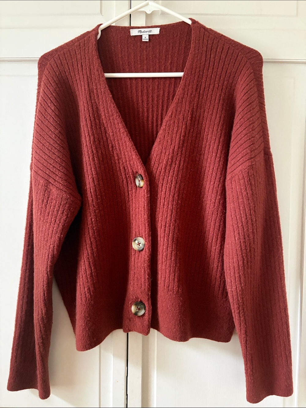 Madewell Cameron Rust Red Ribbed V-Neck Button Cardigan in Coziest Yarn - Picture 2 of 7